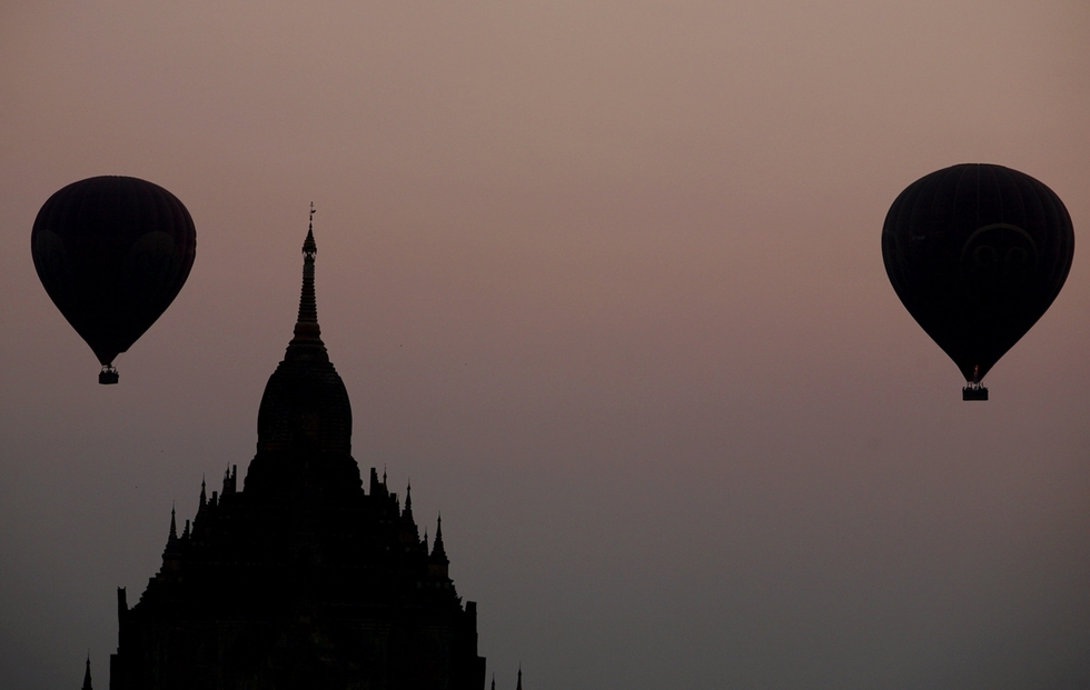 10 места с вълшебен изгрев - Полет с балон над храм в Мианмар