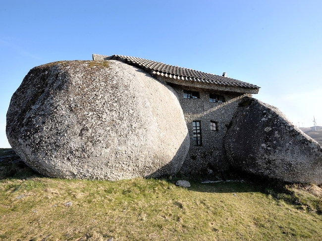 Топ 10 удивителни човешки творения - Къщата на Флинтстоун – Португалия