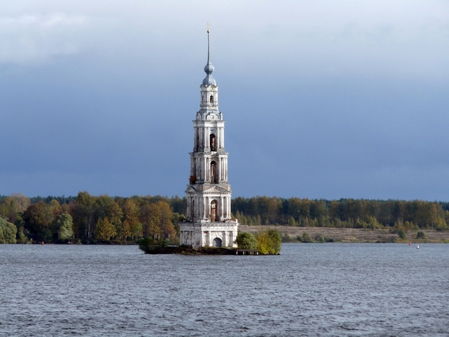 Топ 7 най-красиви потопени църкви - Калязин, Русия