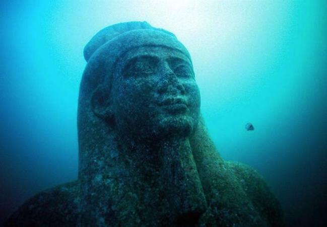Потънал град от Древен Египет пази саркофази и огромни статуи