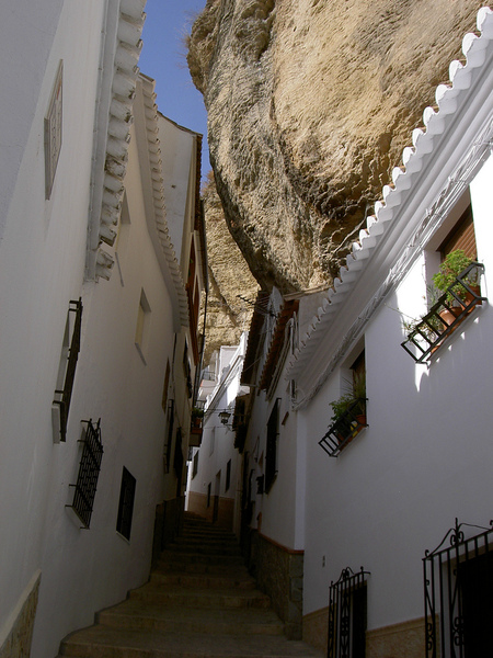 Сетенил де Лас Бодегас - град под скалите