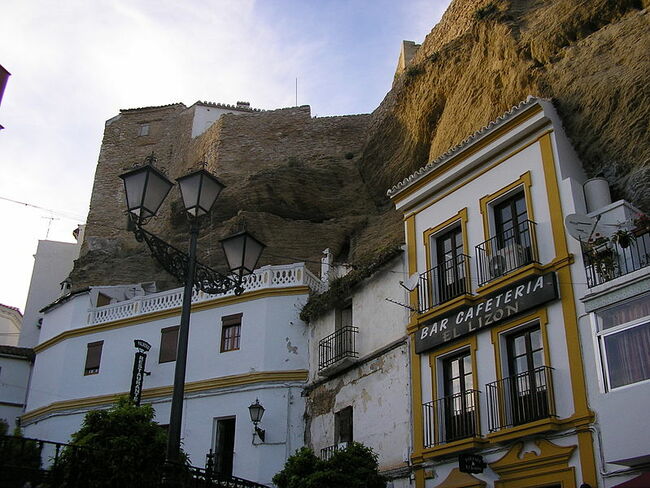 Сетенил де Лас Бодегас - град под скалите