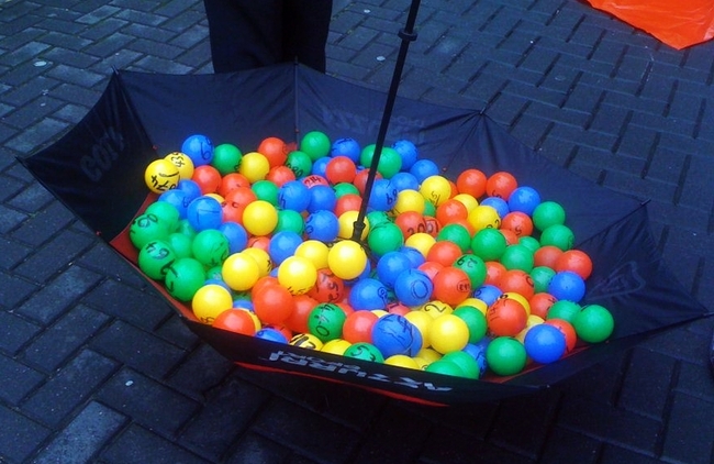 Шарени топки се търкалят по улицата в ирландска лотария