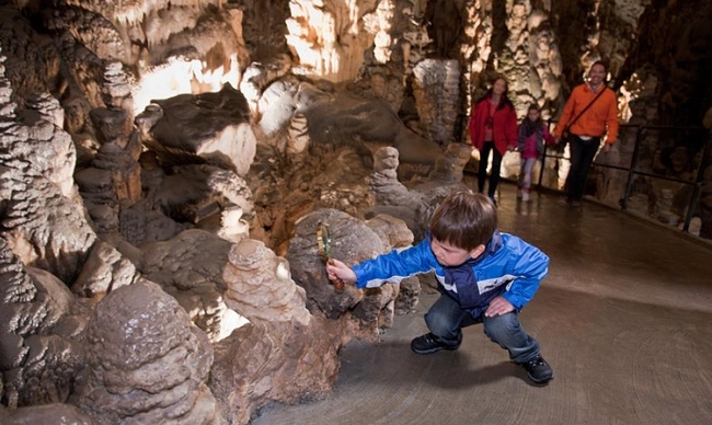 Пещерата Постойна и разходка с пещерното влакче