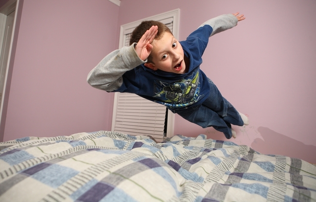 10 предимства да си дете на път - Скачането върху хотелските легла!