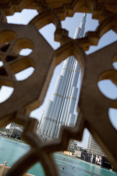Дубай - щрихи от ежедневието - Изглед към небостъргача Бурж Халифа. 