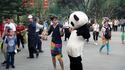Момче пътува 100 дни из Китай, танцувайки (видео)