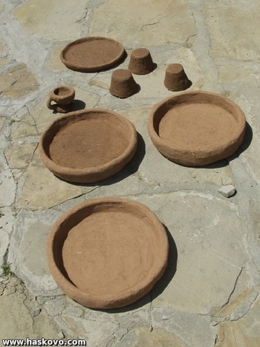 Обичай Ирминден - приготвяне на поници - кръгли глинени плоски съдове