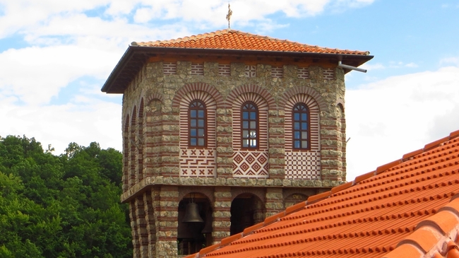 Църногорски манастир – тишина и рози някъде на запад