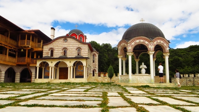 Църногорски манастир – тишина и рози някъде на запад