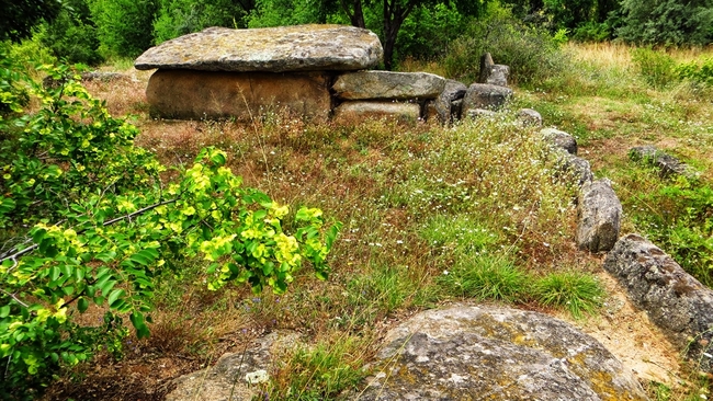 Долменът при село Хлябово – най-големият в България