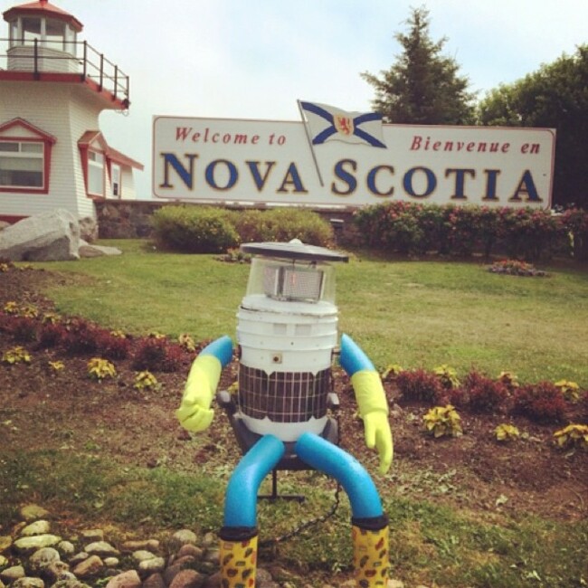 Симпатичен робот обикаля на стоп Канада