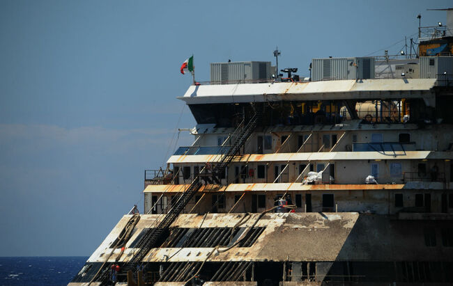 Корабът Коста Конкордия ще посреща туристи в Генуа