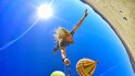 Скок с бънджи между два балона (видео)