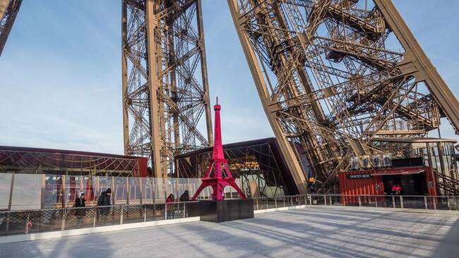 Ледената пързалка на Айфеловата кула – 57 м над Париж