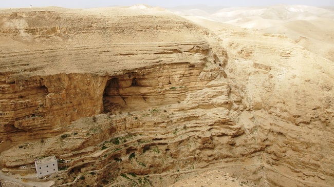 Свети Георги – скалният манастир в пустинята