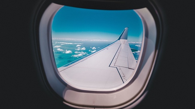 Защо прозорците на самолетите са обли?