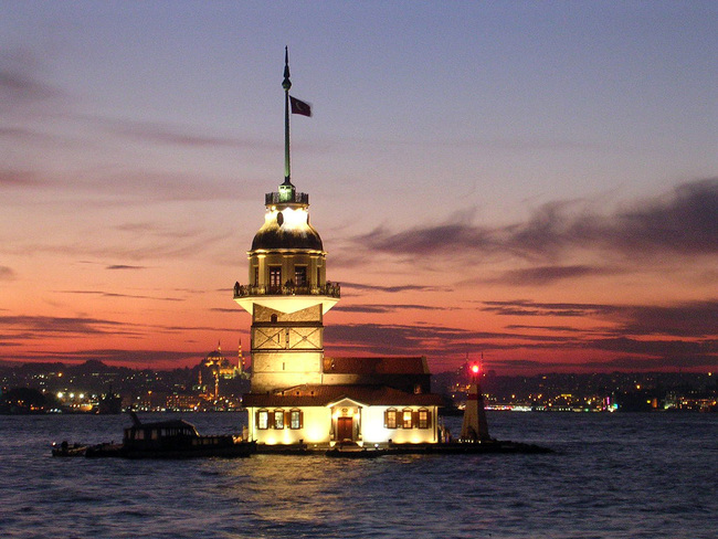 Джеймс Бонд: (Туристически) агент 007 - Кулата на девицата в Истанбул