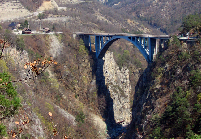 Топ 10 най-страшни места за скок с бънджи - Мостът при Понсона (Франция)