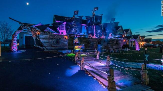 Баща построи 50-метров пиратски кораб за Хелоуин на децата си