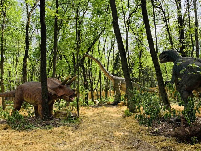 Динозаври завлядяват отново парка на Военна академия в столицата