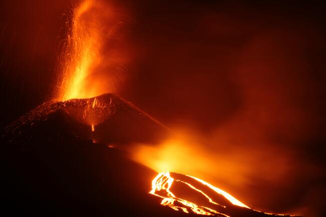 Най-големият активен вулкан в света изригна за първи път от 38 години насам!
