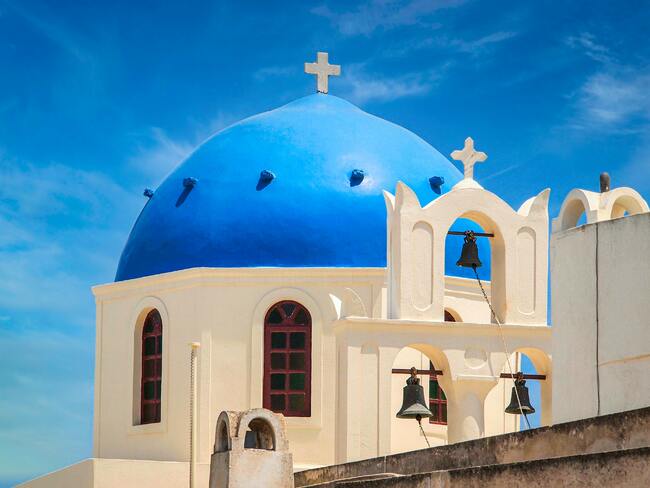 Какво стои зад църквите със сини куполи в Санторини?