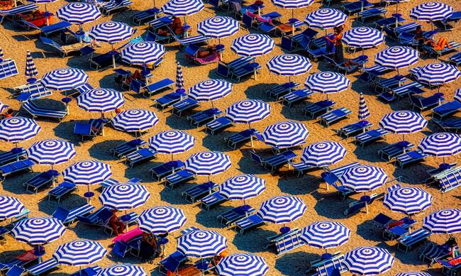 Туристите по морето могат да резервират чадър и шезлонг на плажа онлайн