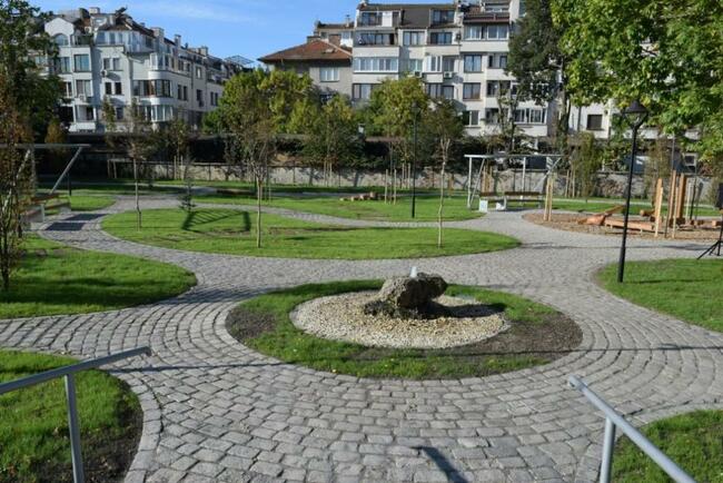 Откриха нов парк на мястото на бившия Кожен диспансер в Бургас