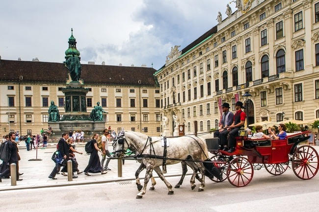 Модернистичен фонтан във Виена предизвика бурни реакции