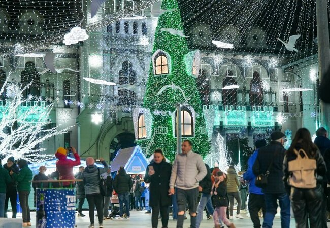 Коледа е на прага: Празничният дух завладя румънския град Крайова