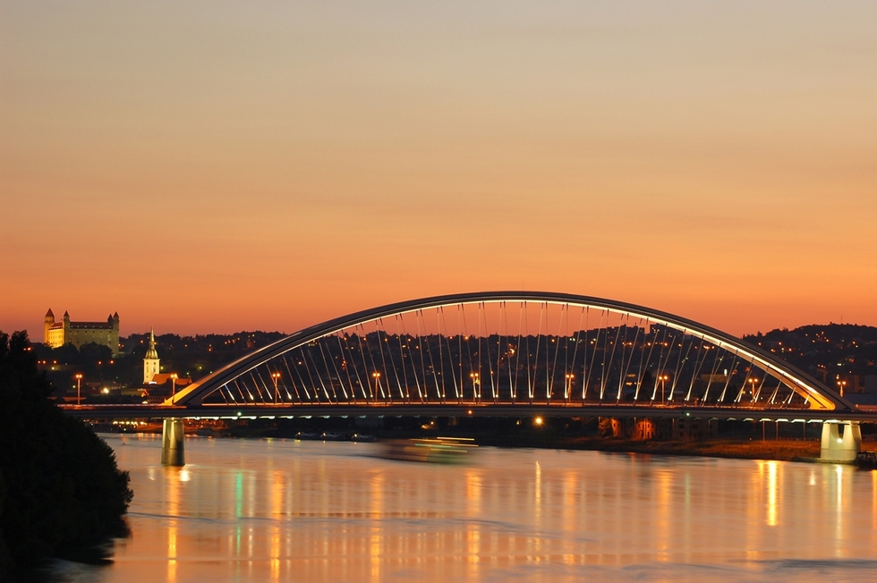 Тихият, бял Дунав в 40 удивителни снимки - Мостът Аполо, Братислава, Словакия