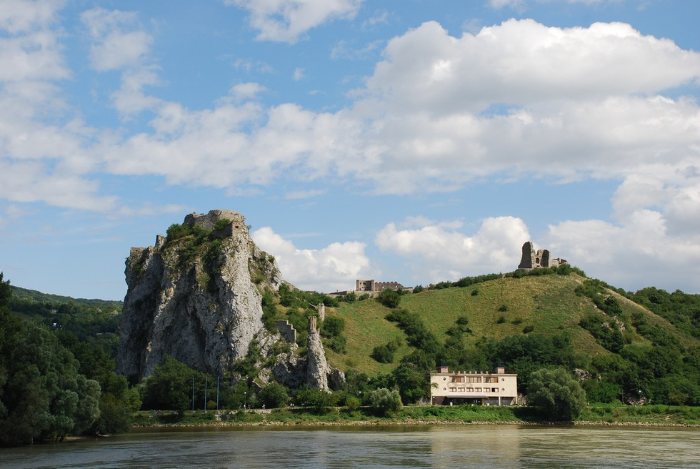 Тихият, бял Дунав в 40 удивителни снимки - Крепостта Девин, на границата на Словакия с Австрия