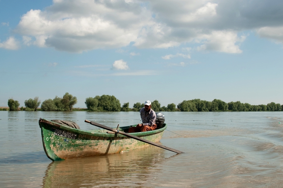 Тихият, бял Дунав в 40 удивителни снимки - Рибар на делтата на река Дунав в Румъния