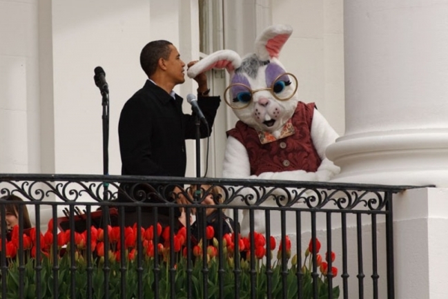 Защо Барак Обама търкаля великденски яйца