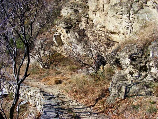 От Асенова крепост до река Луковица по римския път - Но... Спираме! Вековете не са пощадили пътя. Тук той е срутен и надолу е пропаст.