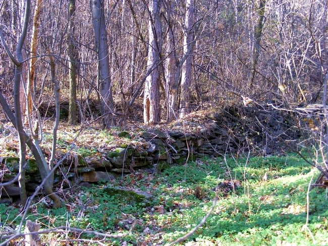От Асенова крепост до река Луковица по римския път - Ето останките от зидовете.