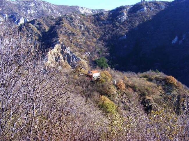 От Асенова крепост до река Луковица по римския път - Обръщам се назад, където е малкият, равен хълм с параклиса "Свети Атанасий".