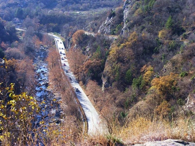От Асенова крепост до река Луковица по римския път - Отново виждаме съвременния път.