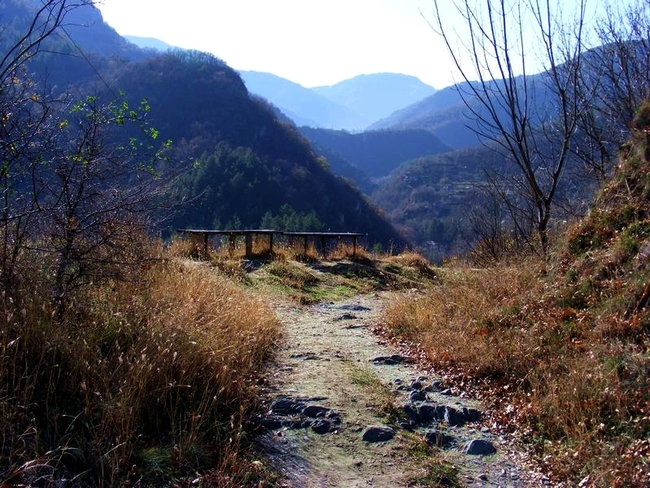 От Асенова крепост до река Луковица по римския път - Сядам на тази пейка и се наслаждавам на панорамата, която е сътворила природата.