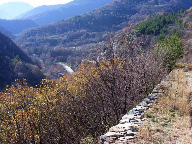 От Асенова крепост до река Луковица по римския път - Под нас е съвременният път.