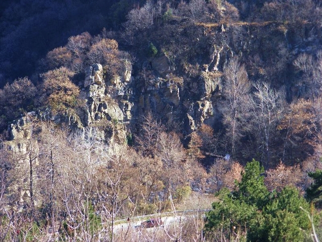От Асенова крепост до река Луковица по римския път - Отсреща - чудновати скали.