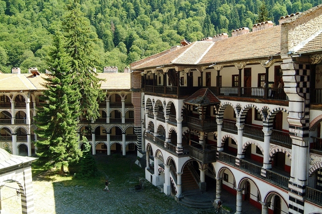 Рилският манастир: В шепите на планината
