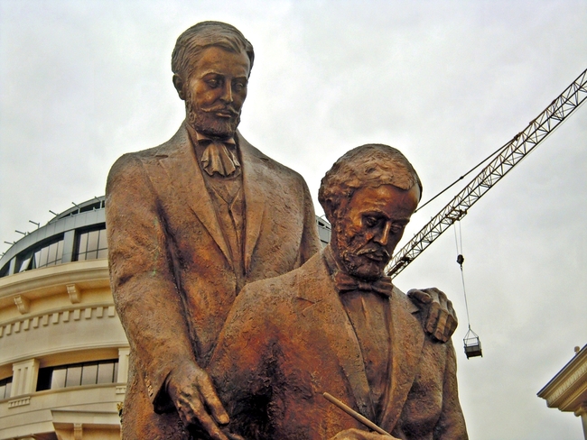 Тоше Проески и Никола Вапцаров рамо до рамо в Скопие