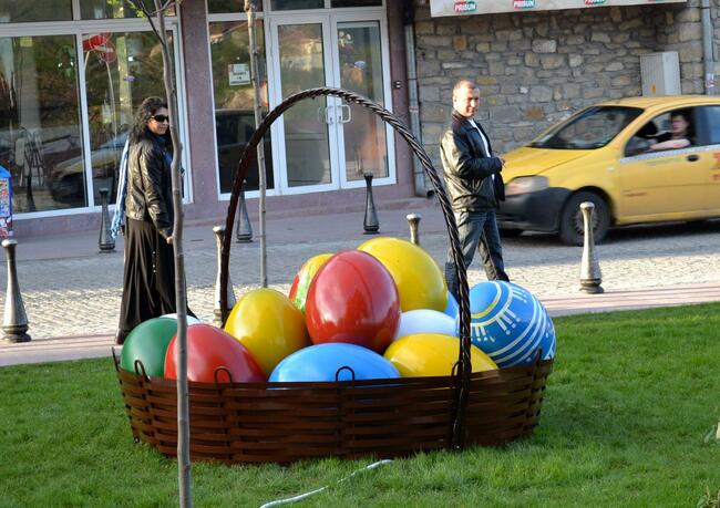 Огромни великденски яйца се появиха във Велико Търново