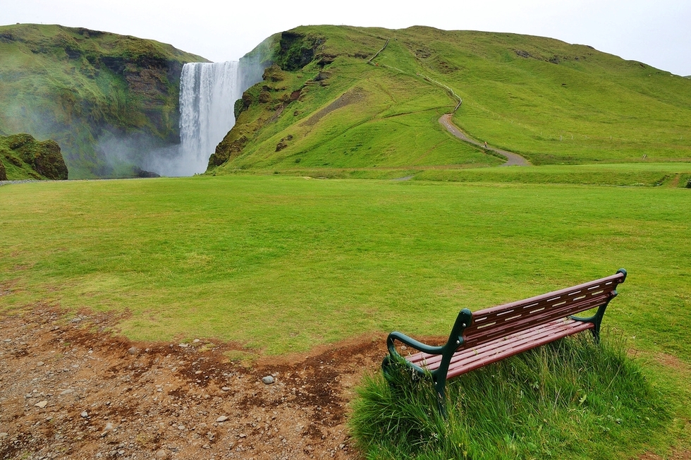 Фото сряда: Най-красивите пейки с гледка - Водопадът Скогафос, Исландия