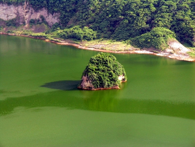 Филипинският вулкан с остров в кратера си