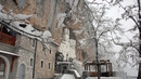 Манастирът Острог - изсечен в скалите на Черна гора