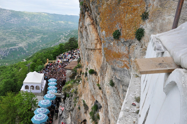 Манастирът Острог - изсечен в скалите на Черна гора