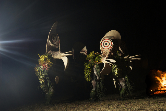 Танц в огъня на Папуа Нова Гвинея